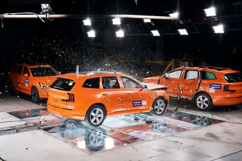 Volvo проводит первый краш-тест трёх электромобилей