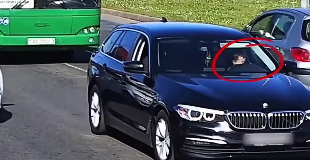 разрешил 4-летнему ребенку управлять автомобилем