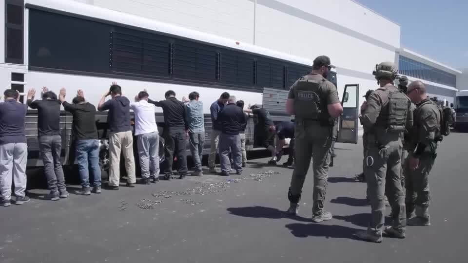 США арестовали 475 рабочих на заводе Hyundai