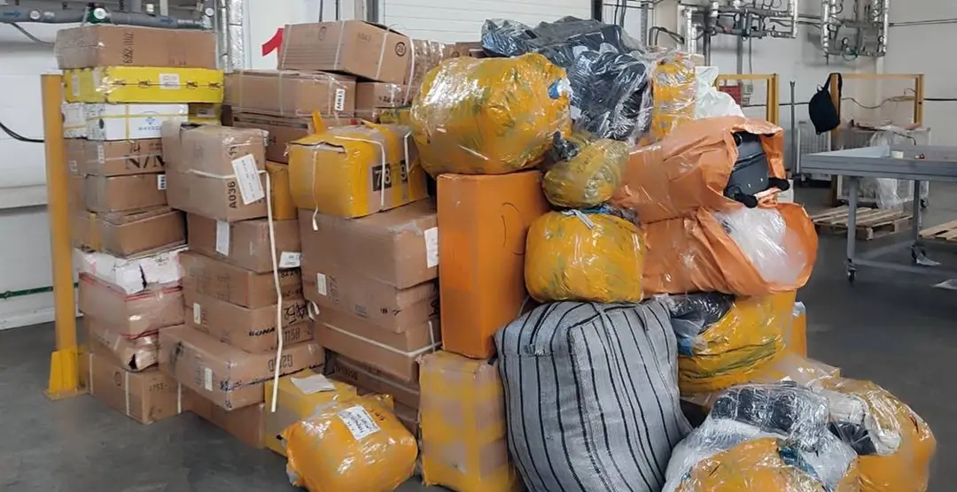 3,5 тыс. единиц одежды, обуви, сумок, парфюмерии без документов