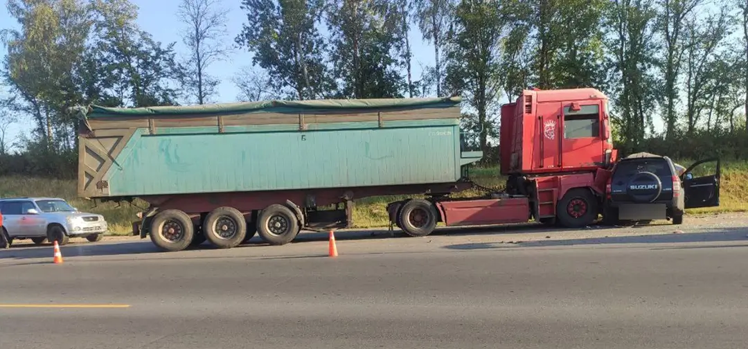 В Могилевском районе столкнулись грузовик и легковушка В Могилевском районе столкнулись фура и легковушка