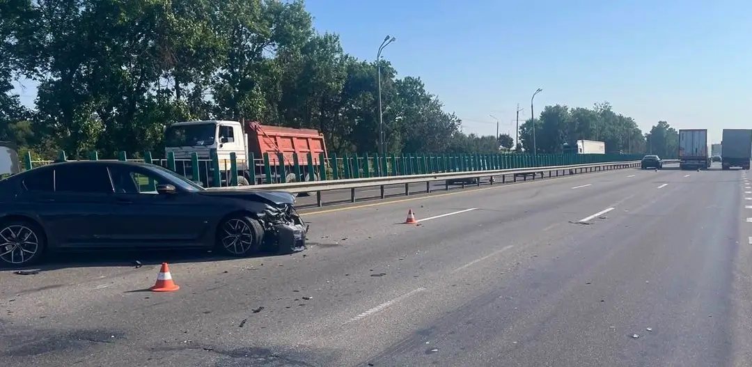 На МКАД столкнулись попутные легковушка и большегруз