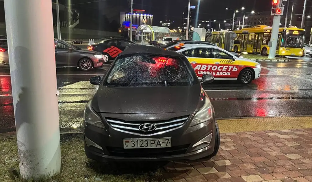 На пл.Ф.Богушевича водитель Hyundai врезался в опору электроосвещения_1