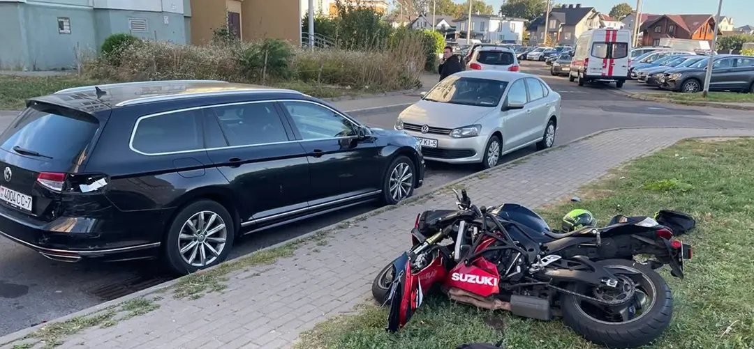мотоцикл врезался в припаркованный автомобиль_3