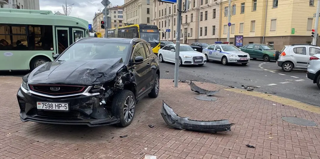 На улице Свердлова в Минске столкнулись два Geely_2