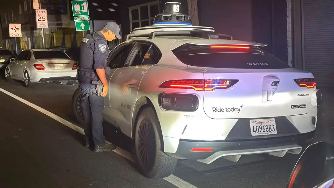 полиция остановила беспилотный Waymo Jaguar I-Pace