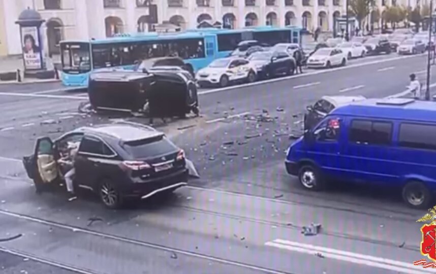 В центре Санкт-Петербурга столкнулись 8 автомобилей