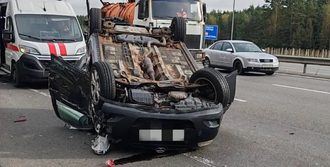 Под Минском после столкновения с фурой опрокинулся легковой автомобиль Toyota_1