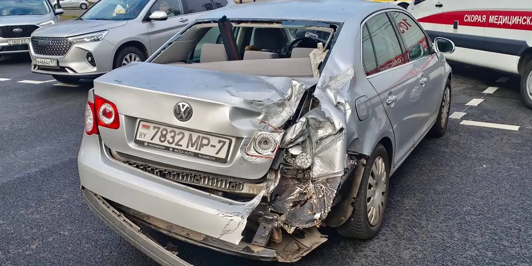 На улице Янки Купалы в Минске столкнулись 3 автомобиля На улице Янки Купалы в Минске столкнулись 3 автомобиля_2