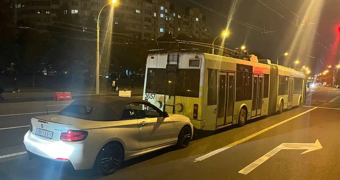 BMW совершил наезд на вышедшую из троллейбуса женщину-водителя