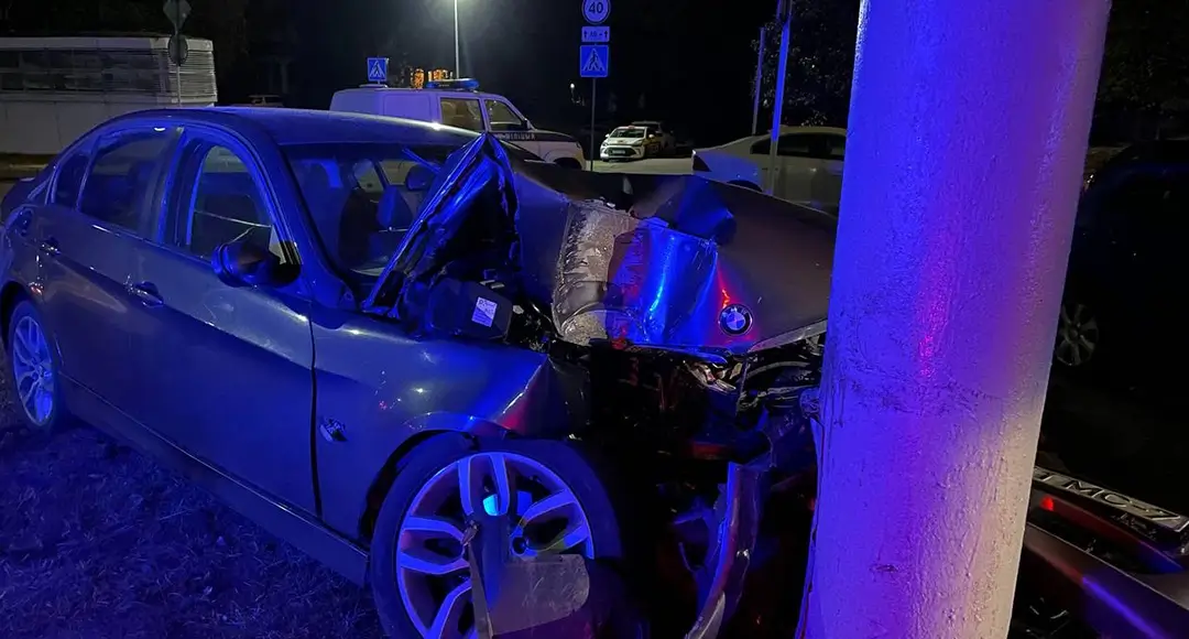 На Партизанском проспекте водитель BMW совершил наезд на осветительную мачту_1