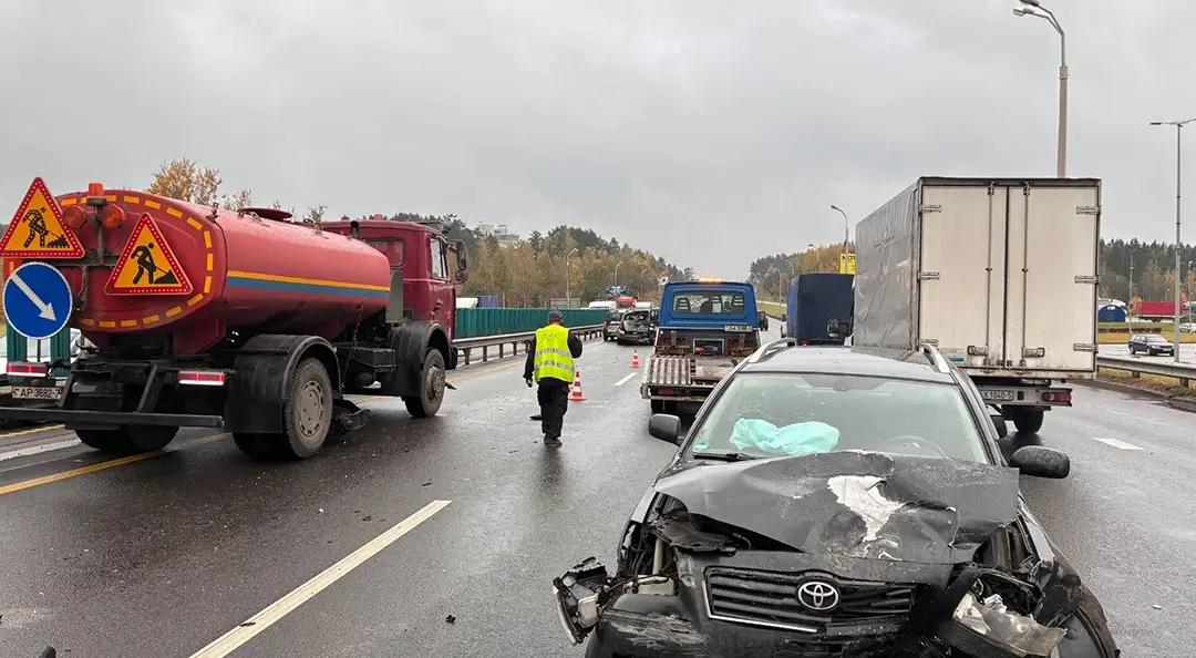 ДТП Toyota, Lada и двух Peugeot на МКАД_5
