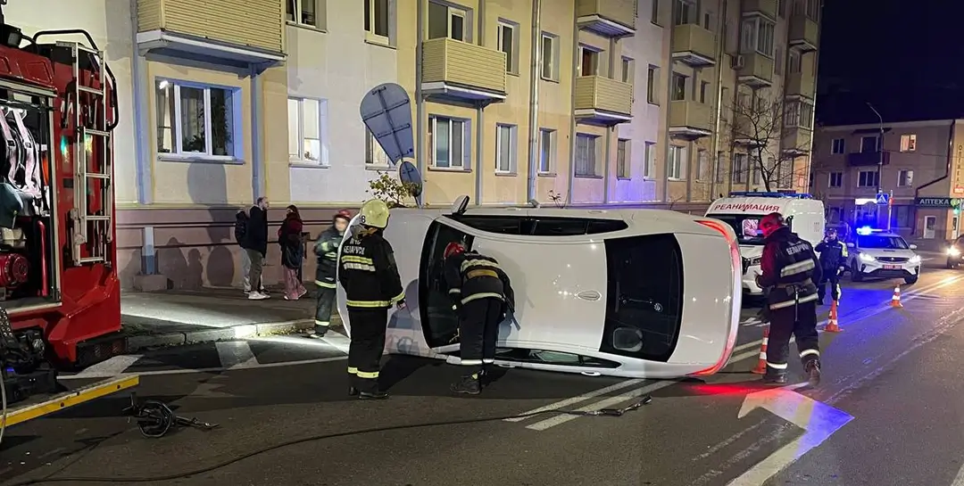 На ул.Калинина в Минске опрокинулся на бок автомобиль BMW