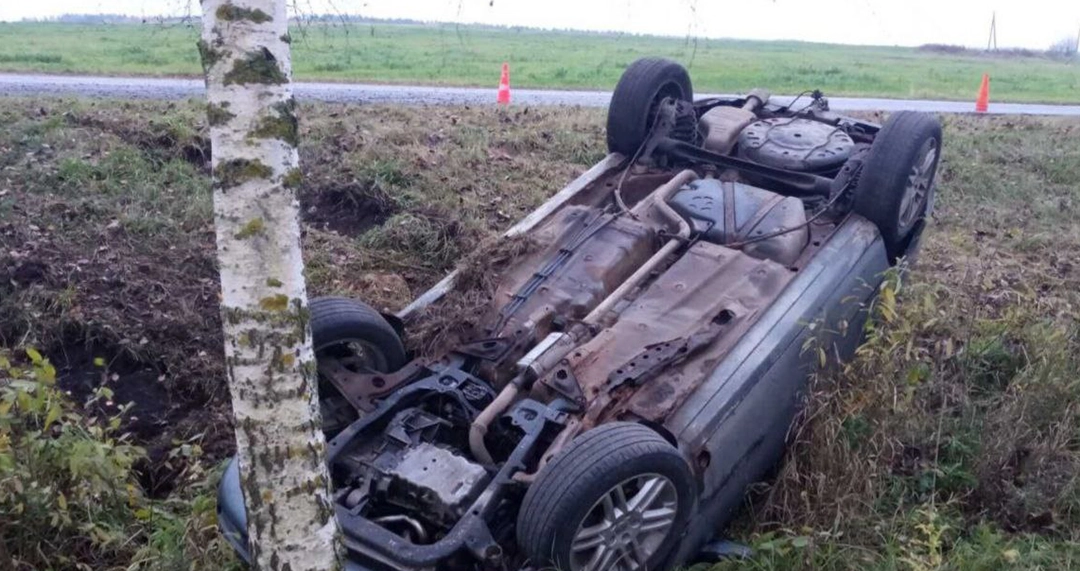 Opel съехал в кювет и опрокинулся