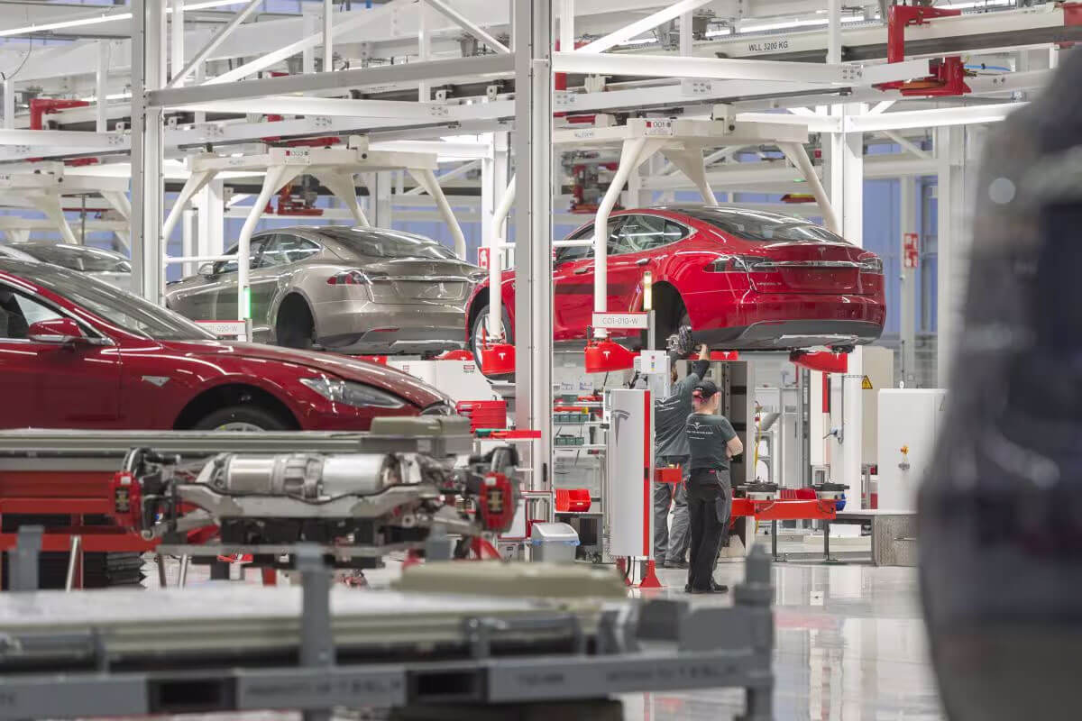 Tesla прекратит использование китайских комплектующих на заводах в США