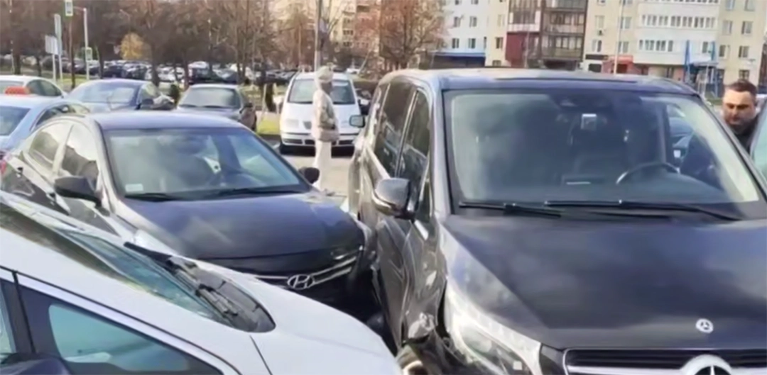 Пенсионерка перепутала педали и повредила 6 автомобилей