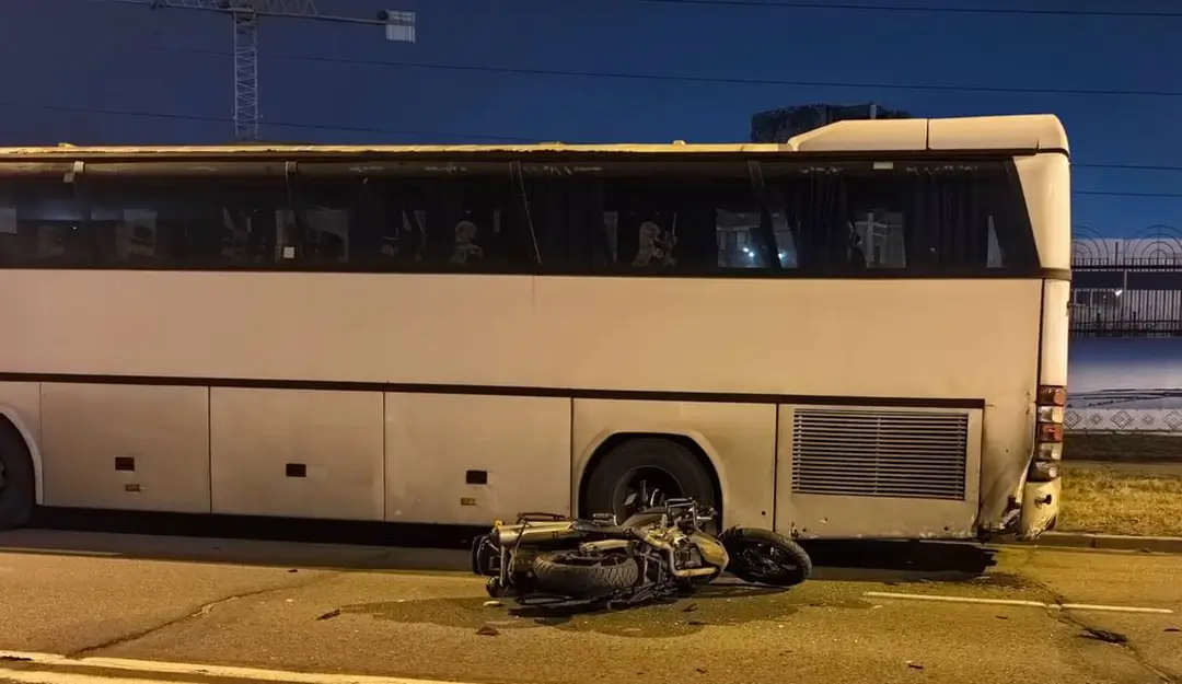 Мотоциклист столкнулся со стоящим автобусом_1