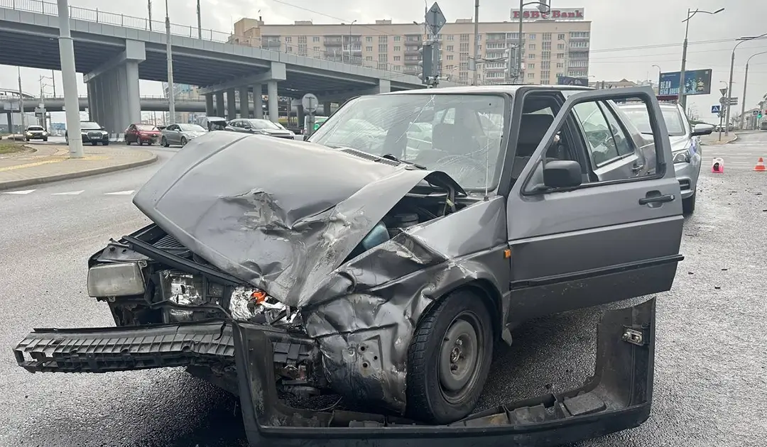 Cadillac повернул налево в запрещенном месте Водитель Cadillac повернул налево в запрещенном месте, что привело к ДТП_1