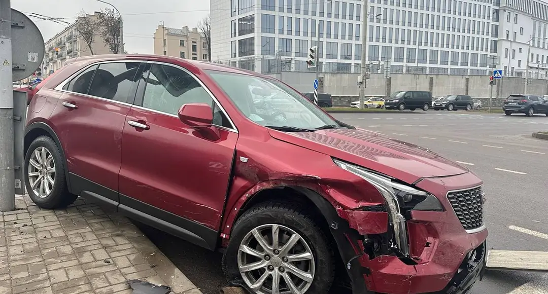 Cadillac повернул налево в запрещенном месте Водитель Cadillac повернул налево в запрещенном месте, что привело к ДТП_2