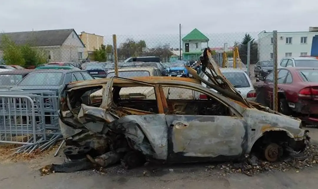 После ДТП из-за разрушения топливного бака загорелся автомобиль Nissan