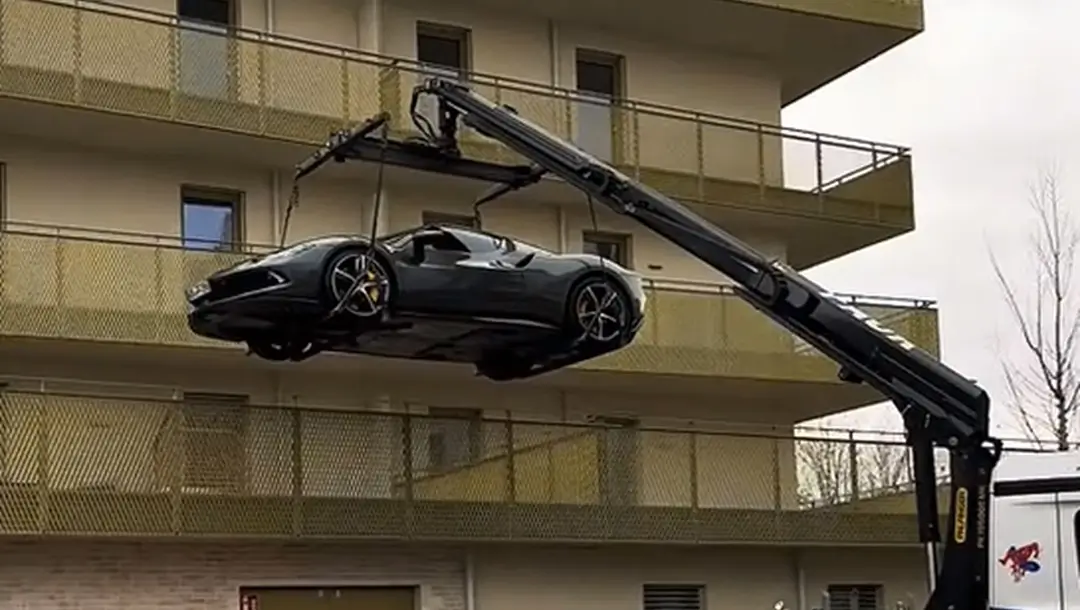 Ferrari оказался на балконе