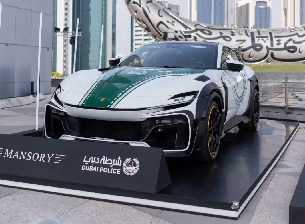Тюнингованный компанией Mansory Ferrari Purosangue стал патрульной машиной в Дубае1