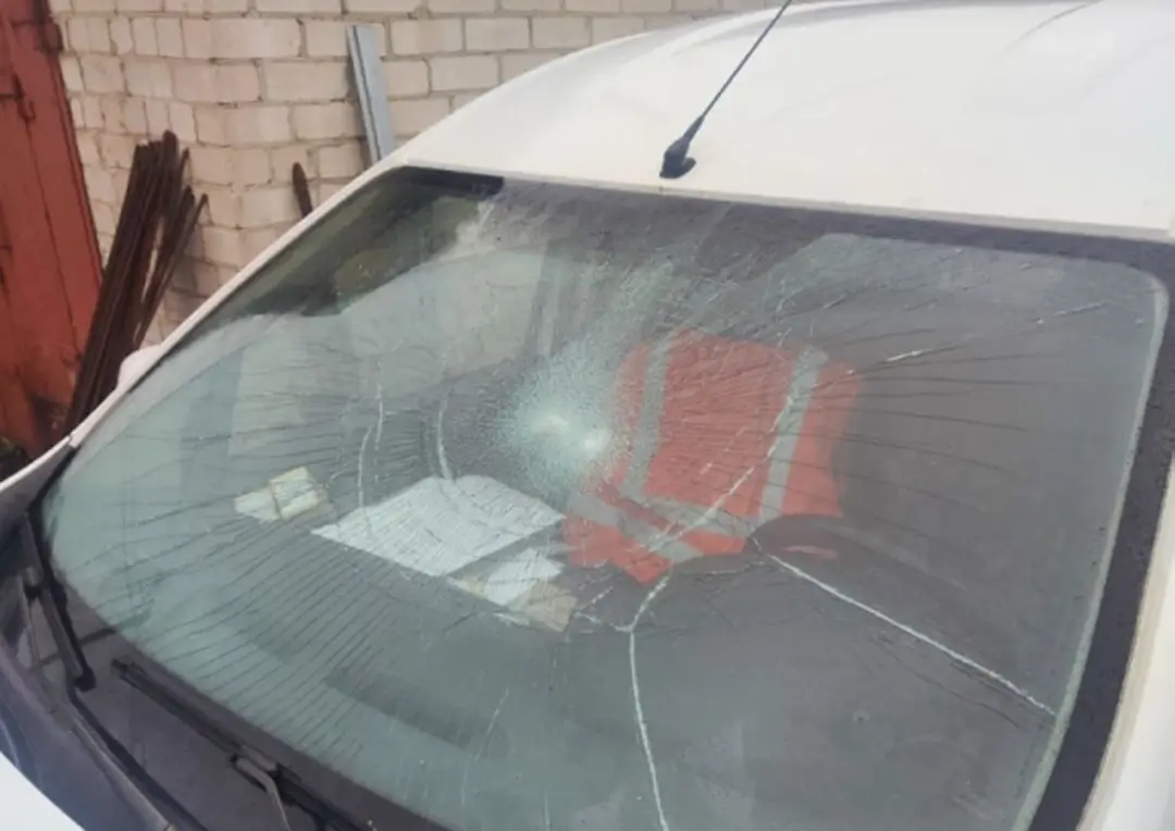 В Барановичах мужчина бросил кирпич в автомобиль соседа