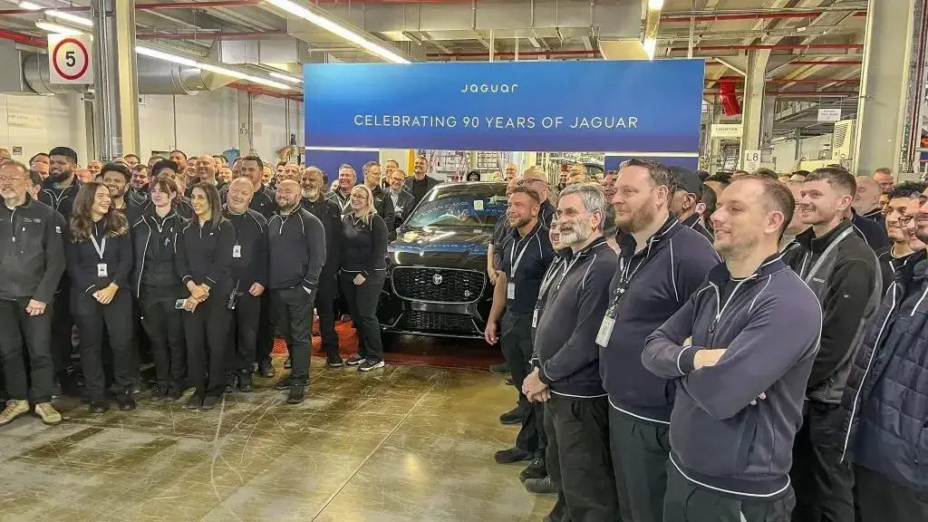 С конвейера сошел последний Jaguar F-PACE