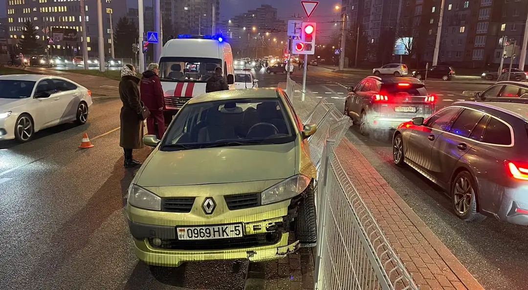На ул.Гинтовта в Минске водитель Renault совершил наезд на металлическое ограждение