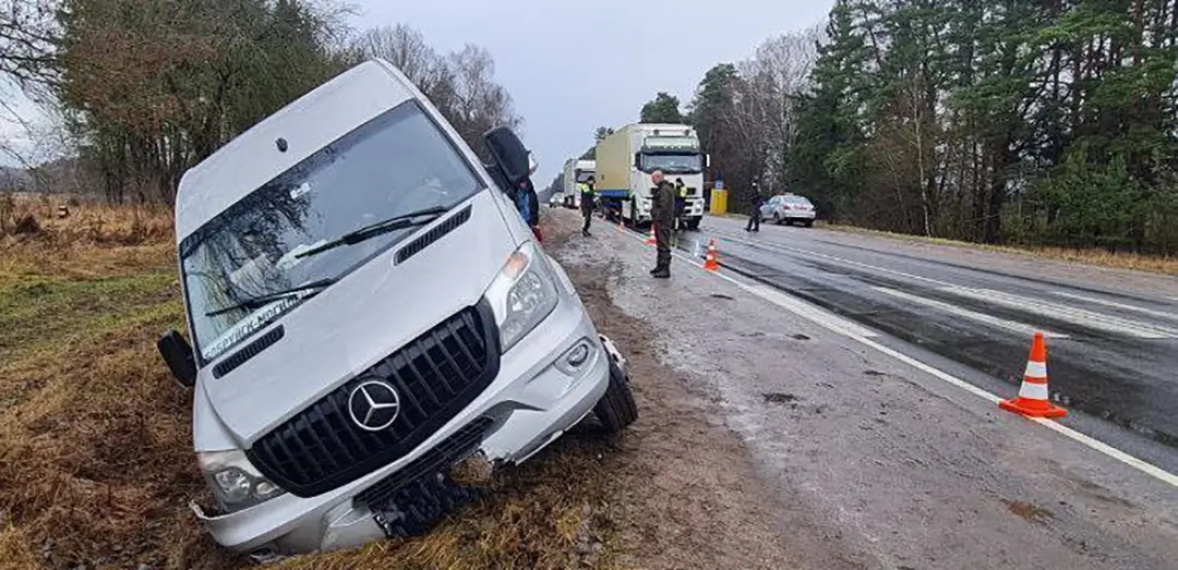 В Быховском районе маршрутное такси съехало в кювет