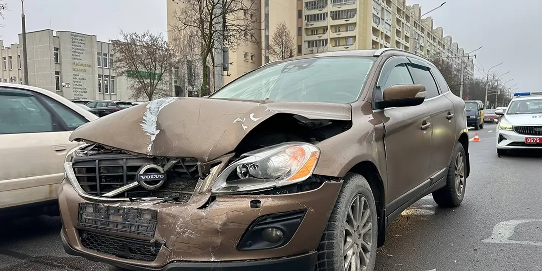 На улице Сурганова из-за несоблюдения дистанции столкнулись Volvo и Toyota_1