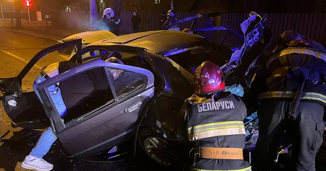 Водитель BMW столкнулся с деревом и автомобилем Belgee