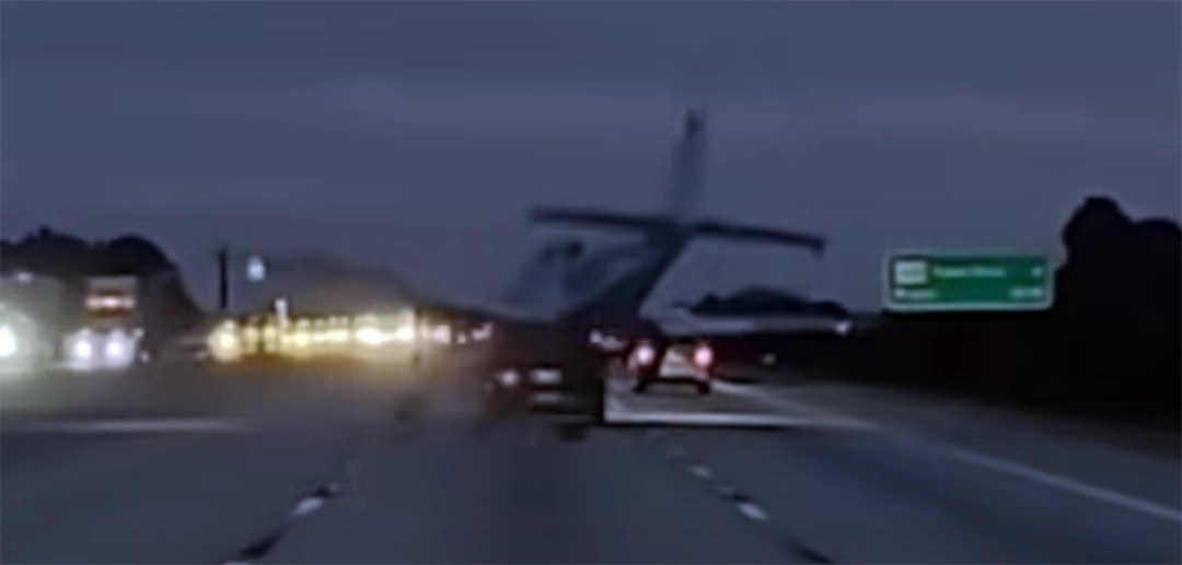 Во Флориде самолет упал на Тойота1