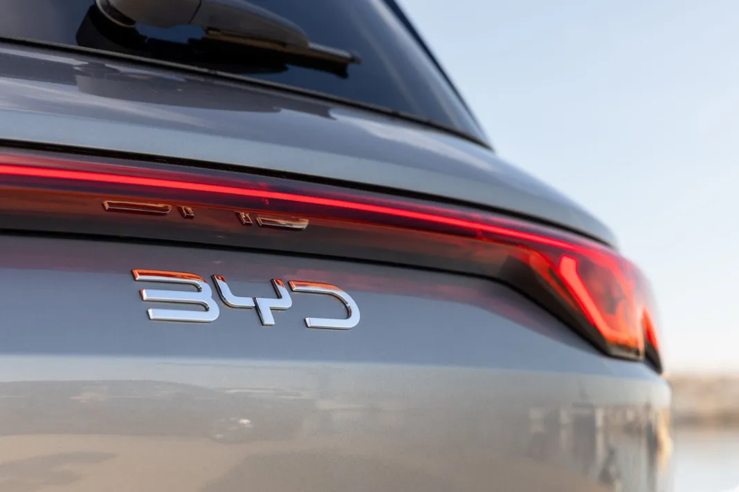 BYD лого на машине