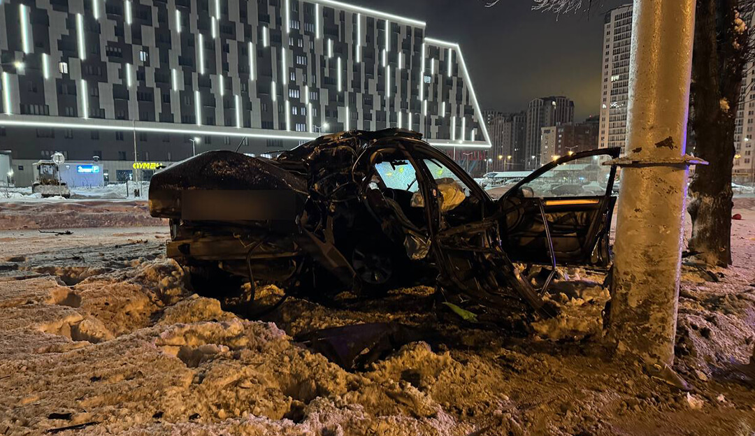 В Минске водитель Audi совершил наезд на дерево и столб В Минске водитель Audi совершил наезд на дерево и столб