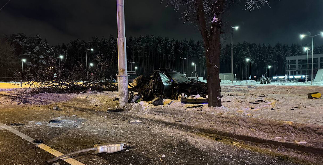 В Минске водитель Audi совершил наезд на дерево и столб В Минске водитель Audi совершил наезд на дерево и столб_2