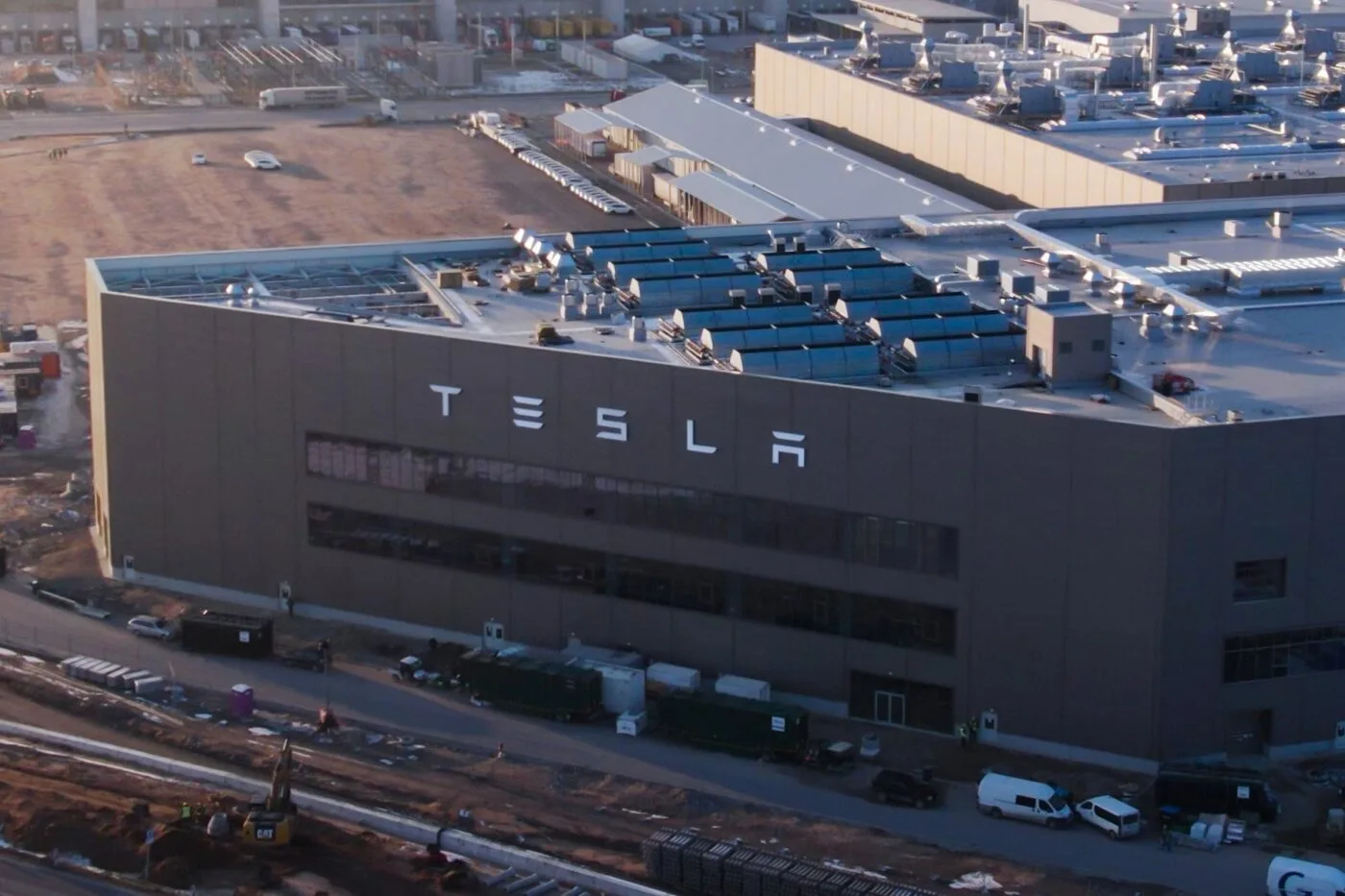 Tesla сократила на своем немецком заводе более чем на 1700 сотрудников