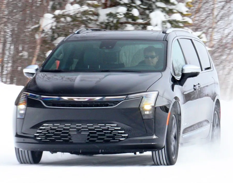 Chrysler опубликовала первые фотографии обновленного Pacifica