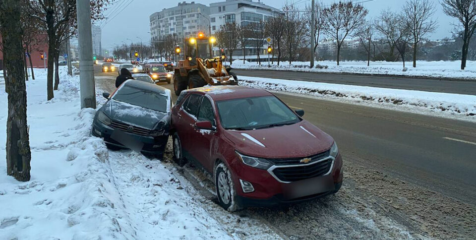 Водитель каршеринга совершил наезд на припаркованный автомобиль_1