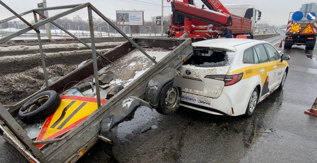 В Минске водитель Geely столкнулся с прицепом автомобиля дорожной службы
