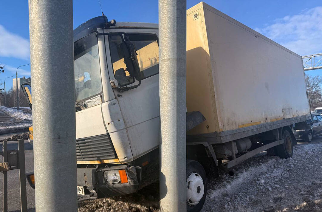 В Минске водитель грузовика врезался в бетонную стойку_2