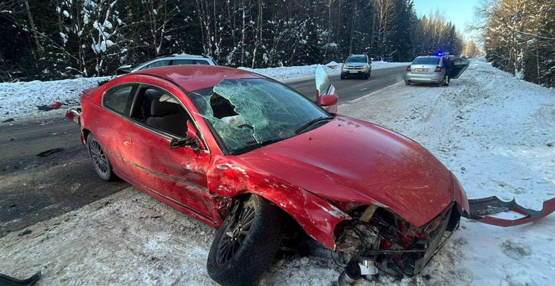 В Полоцком районе Chrysler столкнулся со встречным Peugeot._1