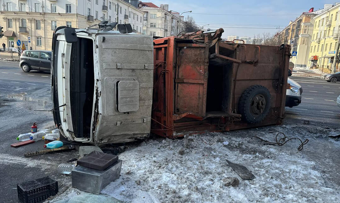 На улице Маяковского в Минске опрокинулся грузовой автомобиль «МАЗ»_2