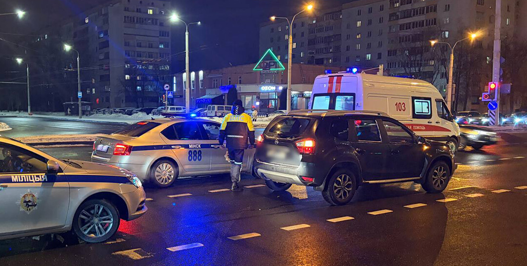 Женщина-пешеход двигалась по пешеходному переходу на красный и попала в ДТП_1