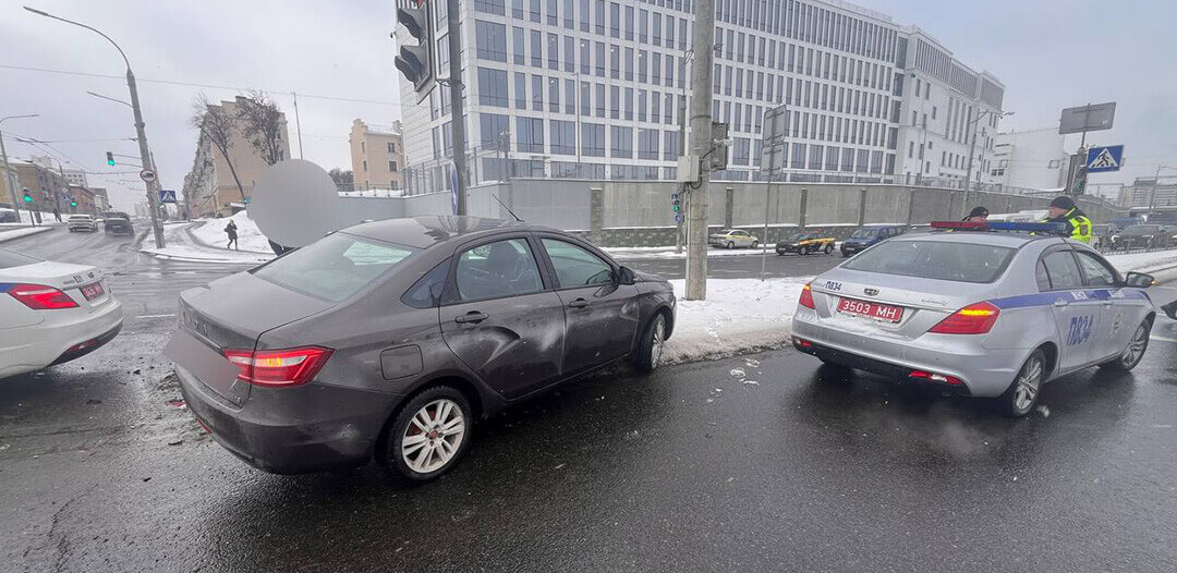 На улице Льва Толстого в Минске столкнулись два автомобиля Lada