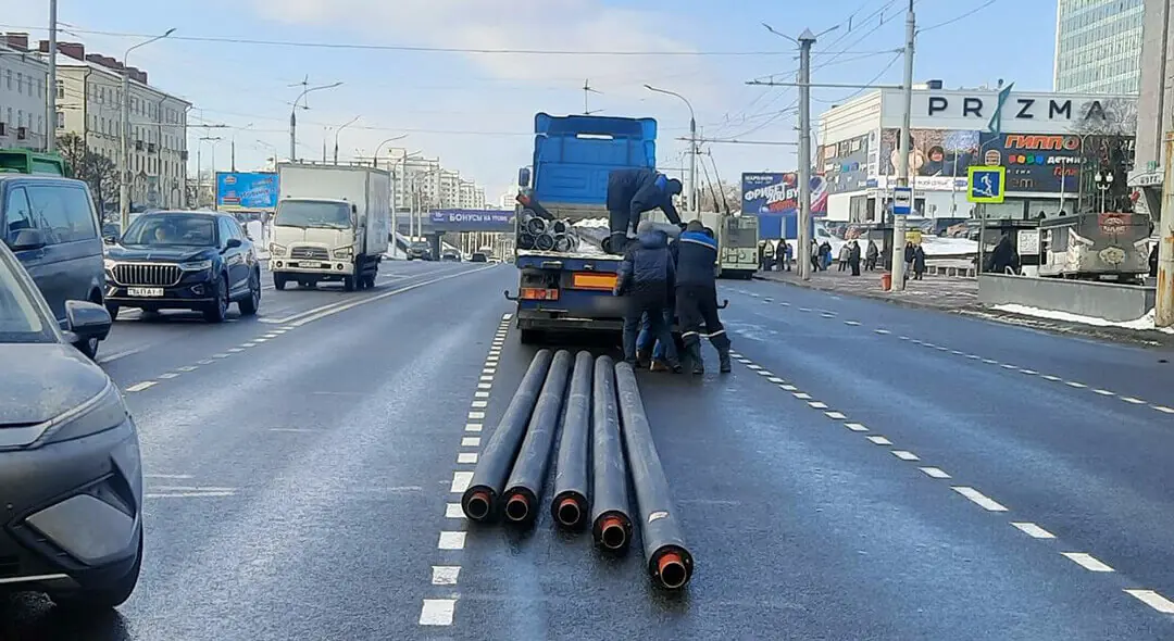 В Минске из полуприцепа грузовика на дорогу выпали трубы