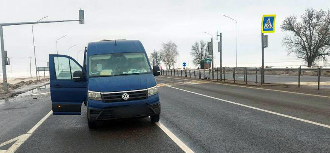 В Слуцком районе водитель грузовика врезался в стоящий автобус_1