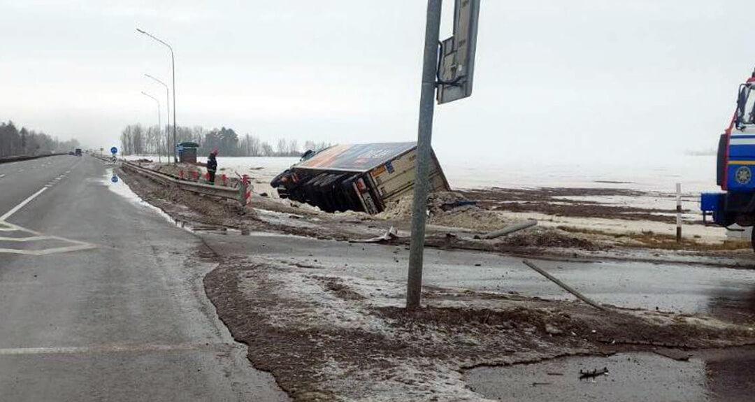 В Слуцком районе водитель грузовика врезался в стоящий автобус_2