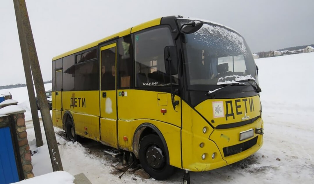 В Свислочи во время ремонта автобус сорвался с колодок и придавил мужчину
