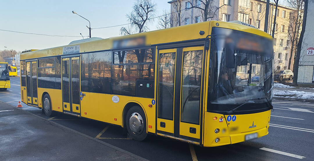 В Минске руку женщины зажало дверями автобуса и она упала под колеса этого автобуса